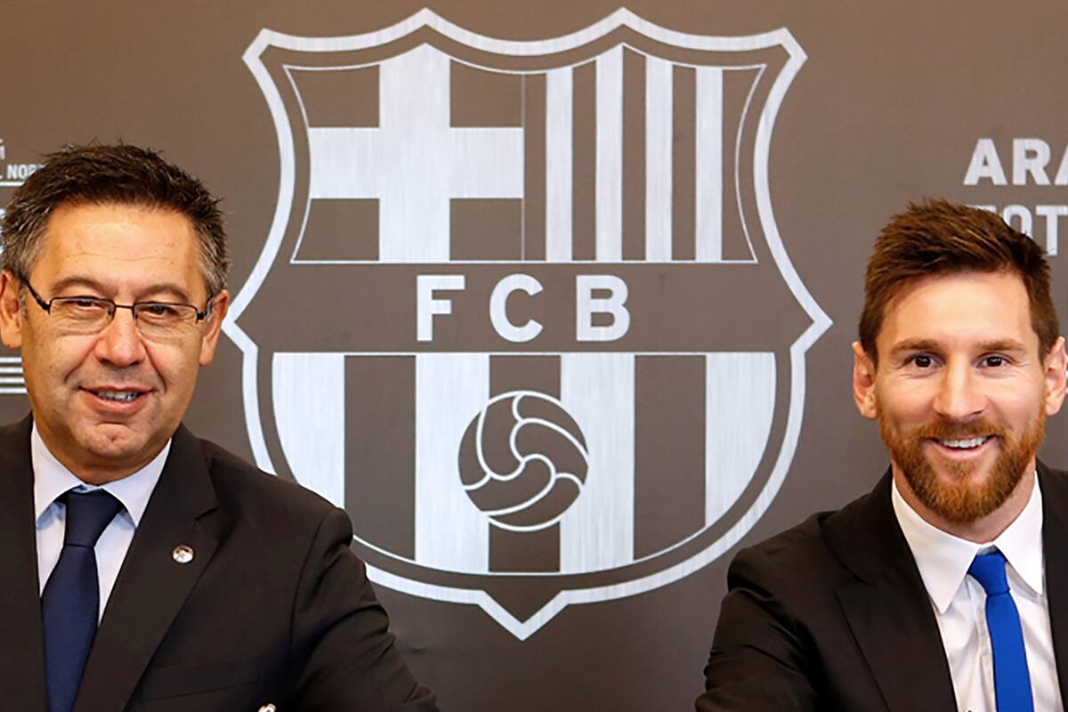 Lionel Messi y Josep Maria Bartomeu; el argentino firmó con él su contrato en 2017 con una extensión de cuatro temporadas
