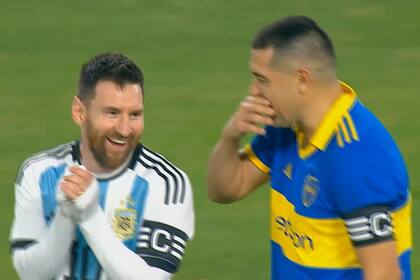 Lionel Messi y Juan Román Riquelme en la despedida del ídolo de Boca, en la Bombonera