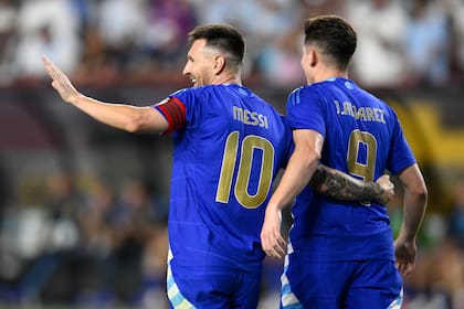 Lionel Messi y Julián Álvarez estarán de arranque en el debut de la selección argentina en la copa