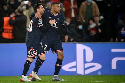Lionel Messi y Kylian Mbappé compartieron dos temporadas en Paris Saint-Germain y el francés extraña al argentino por lo que hacía en la cancha.