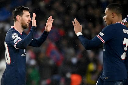 Lionel Messi y Kylian Mbappé, parte del ataque superestelar de Paris Saint-Germain, que este sábado intentará doblegar a Saint-Etienne por la Ligue 1, de Francia.