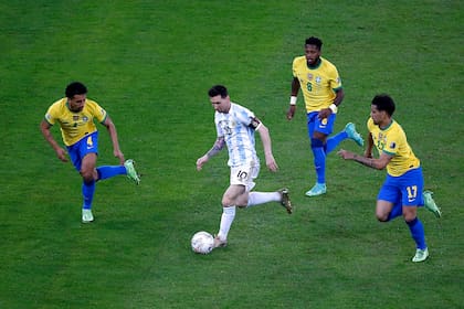 Lionel Messi y la pelota entre Marquinhos, Fred y Lucas Paqueta durante la final de Copa América entre Argentina y Brasil