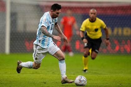 Lionel Messi y la pelota, un romance al que sólo le faltó el gol ante Uruguay, por la Copa América.