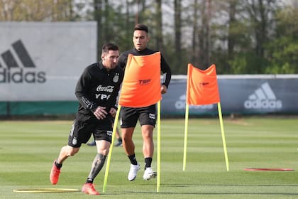 Lionel Messi y Lautaro Martinez entrenando en Ezeiza.