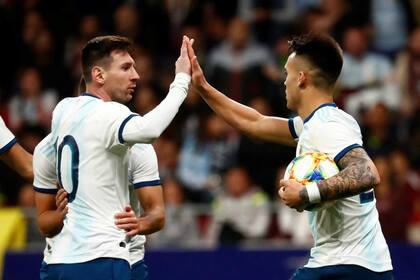 Lionel Messi y Lautaro Martínez, dos de las figuras que tiene el seleccionado argentino