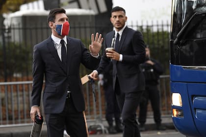 Lionel Messi y Leandro Paredes del PSG.