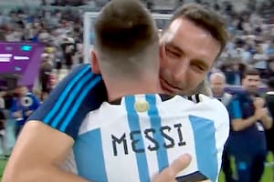 Lionel Messi y Lionel Scaloni, abrazados en el campo de juego tras clasificarse a la final del Mundial de Qatar 2022.
