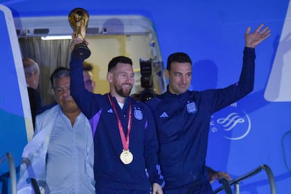 Lionel Messi y Lionel Scaloni, capitán y DT de la Argentina campeona del mundo, se verán las caras en París