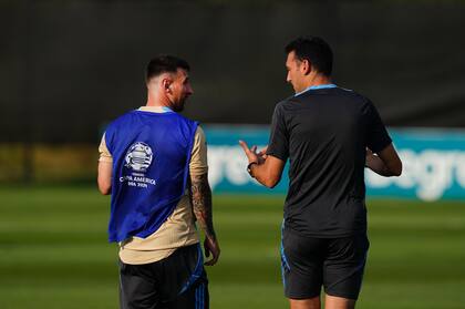 Lionel Messi y Lionel Scaloni conversan en un entrenamiento de la selección: el capitán respaldó al DT debutante al inicio, cuando más hacía falta