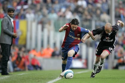 Lionel Messi y Luis Rubiales en el único partido que los enfrentó, un Barcelona vs. Levante de 2007 en el que el argentino se la hizo pasar mal al español.