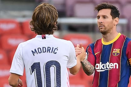 Lionel Messi y Luka Modric vuelven a encontrarse en un Real Madrid-Barcelona, un partido clave por la Liga de España.