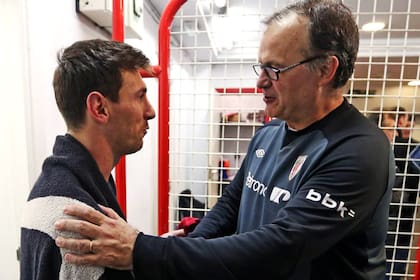 Lionel Messi y Marcelo Bielsa, y una relación de admiración y fanatismo por el fútbol, aunque nunca coincidieron en algún equipo, y sí se enfrentaron en varias ocasiones