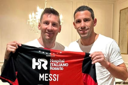 Lionel Messi y Maxi Rodríguez con algo que los une: la camiseta de Newell's; la Pulga estará en el partido de despedida de su amigo y ex compañero en la selección argentina.