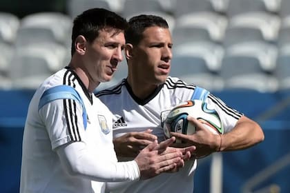 Lionel Messi y Maxi Rodríguez, con la camiseta de la selección argentina
