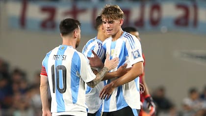 Lionel Messi y Nico Paz