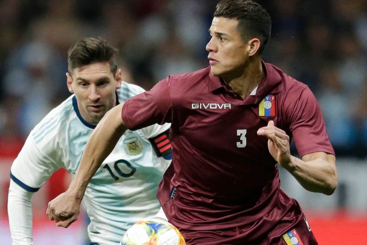 Lionel Messi y Osorio, en el último partido entre la selección argentina y Venezuela, que se impuso por 3 a 1