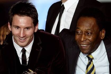 Lionel Messi y Pelé, en una de las premiaciones de fútbol que reúnen constelaciones de estrellas; no compartieron una cancha, pero sí grandeza.