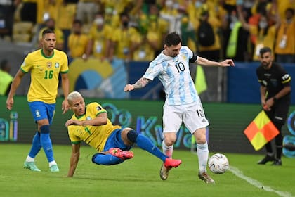 Lionel Messi y Richarlyson luchan por la pelota durante la final de Copa América; los brasileños tendrán revancha por las eliminatorias