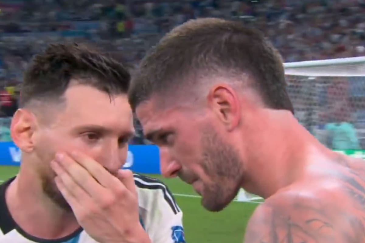 Lionel Messi y Rodrigo de Paul, en el diálogo tras la clasificación a cuartos de final