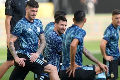 Lionel Messi y Rodrigo de Paul se preparan para jugar ante Brasil. En ese momento, el Gobierno de Bolsonaro enviaba un mail con la negativa para los cuatro argentinos de la Premier League