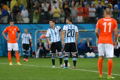 Lionel Messi y Sergio Agüero en el inicio del partido de semifinales de la Copa Mundial de la FIFA Brasil 2014 entre Holanda y Argentina en el Arena de San Pablo