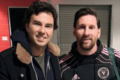 Lionel Messi y Sergio “Checo” Pérez compartieron un momento tras el amistoso entre Inter Miami y el América de México en el Allegiant Stadium de Las Vegas