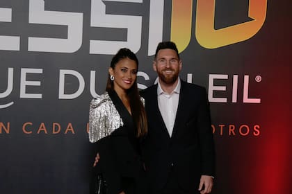 Lionel Messi y su esposa, Antonella Roccuzzo, en el estreno de Messi10