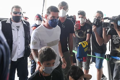 Lionel Messi y su familia en el aeropuerto de El Prat, de Barcelona, antes de volar a París para vincularse con PSG.