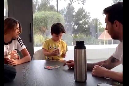 Lionel Messi y su familia juegan a las cartas durante la cuarentena.