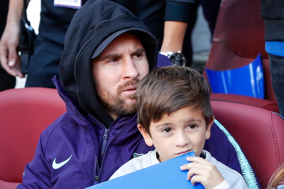 Lionel Messi y su hijo Thiago, observan el clásico desde la platea