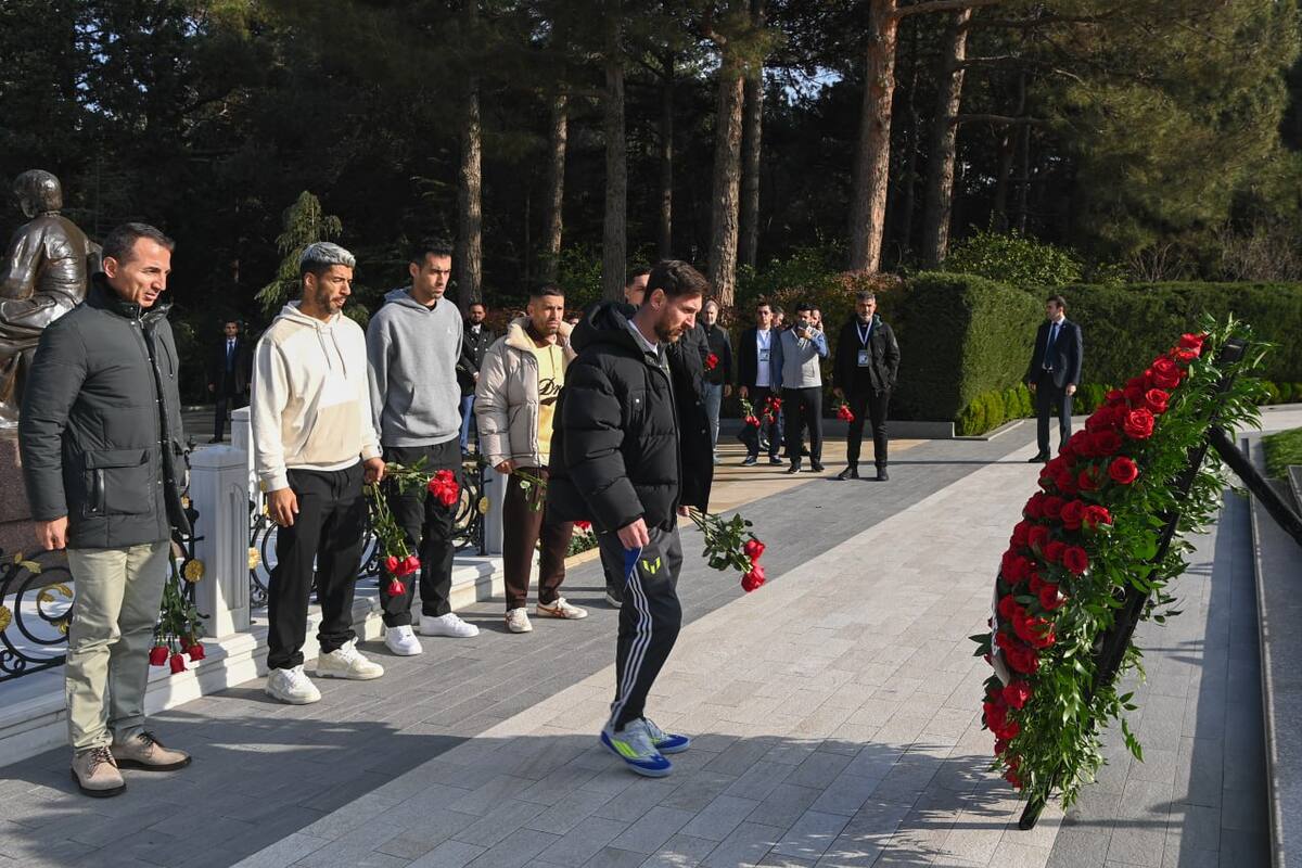 Lionel Messi y sus compañeros de Inter Miami Luis Suárez, Sergio Busquets y Jordi Alba, llegaron a Azerbaiyán y visitaron la tumba del exlíder Heydar Aliyev, en Bakú