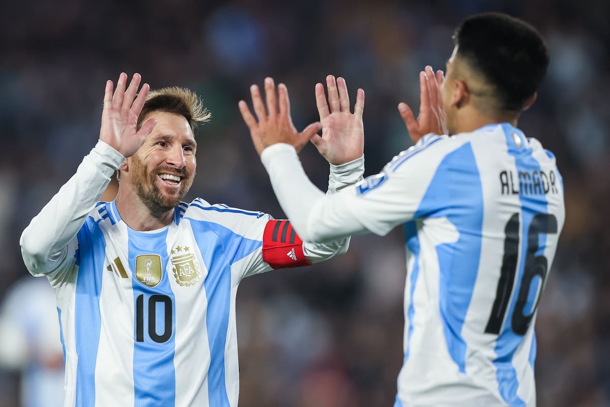 Lionel Messi y Thiago Almada, dos piezas claves para Lionel Scaloni; ambos fueron campeones del mundo en Qatar 2022