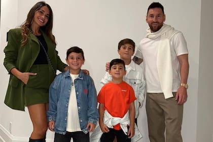 Lionel Messi y toda su familia se sacaron una foto con un artista al que todo el grupo admira