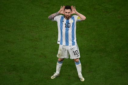Lionel Messi y un festejo 'riquelmeano', con 'Topo Gigio' dedicado... a ¿Louis Van Gaal?