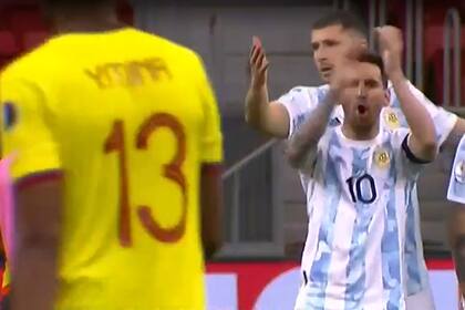 Lionel Messi y una dedicatoria especial para Yerry Mina, durante la definición por penales en la última Copa América.