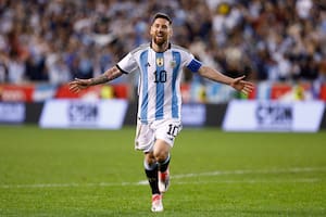 Lionel Messi y una estatua en Doha pura emoción