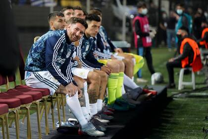 Lionel Messi y una postal infrecuente: fue suplente la mayor parte del juego. Su sonrisa escenifica este momento dulce de la selección
