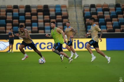 Lionel Messi ya se entrenó con sus compañeros este martes y tratará de estar de arranque