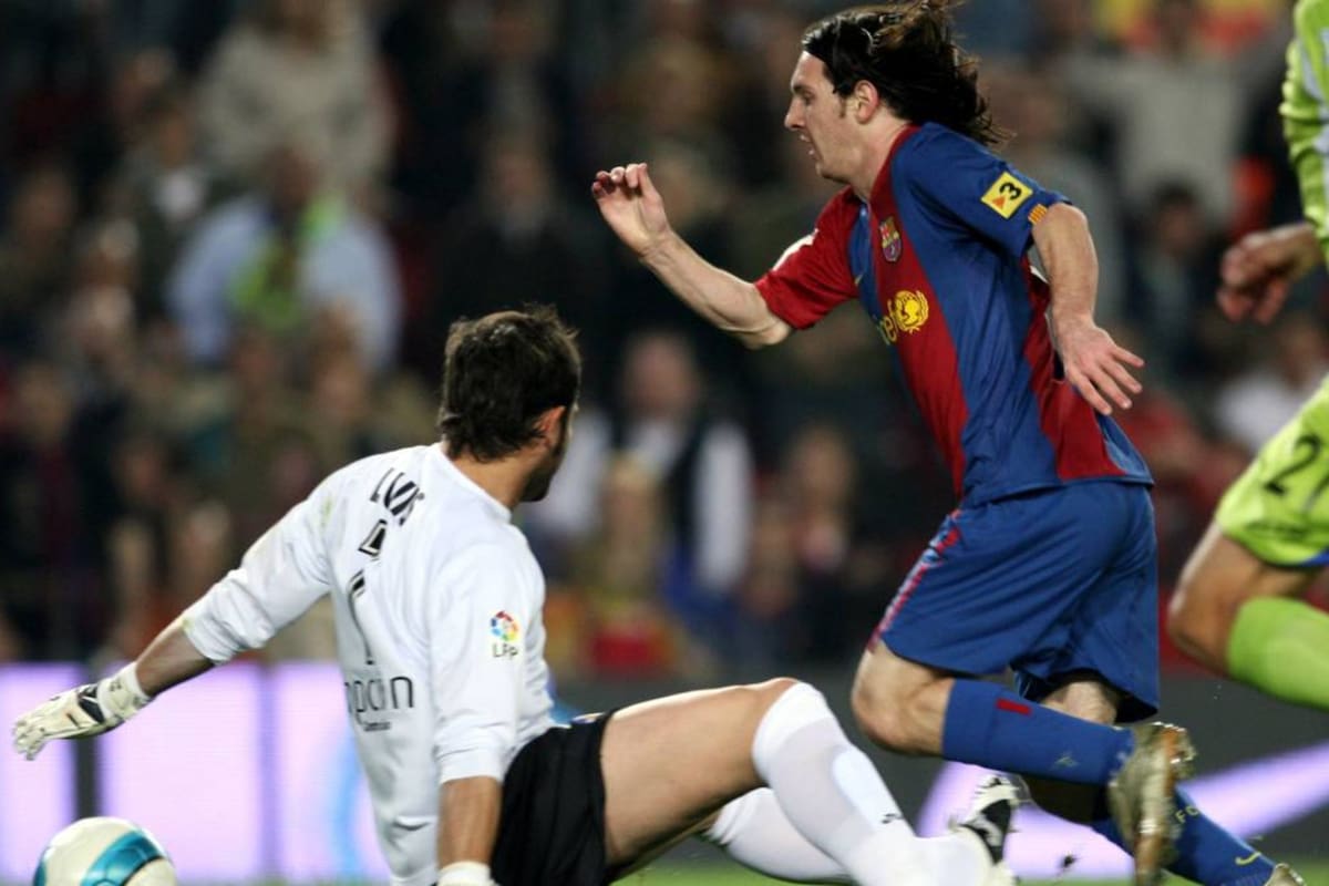 Lionel Messi ya se escapa y está a punto de convertir el gol ante Getafe, una joya de la liga española para todos los tiempos
