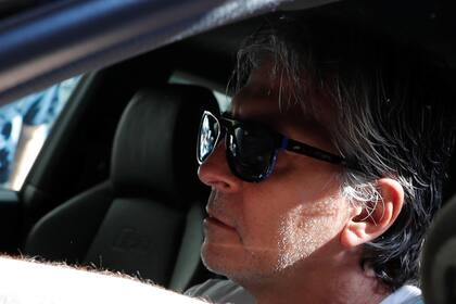Jorge Messi hoy en su auto, dirigiéndose a la reunión con los abogados para destrabar la situación de su jugador