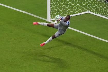 Lionel Mpasi es una de las figuras del partido.