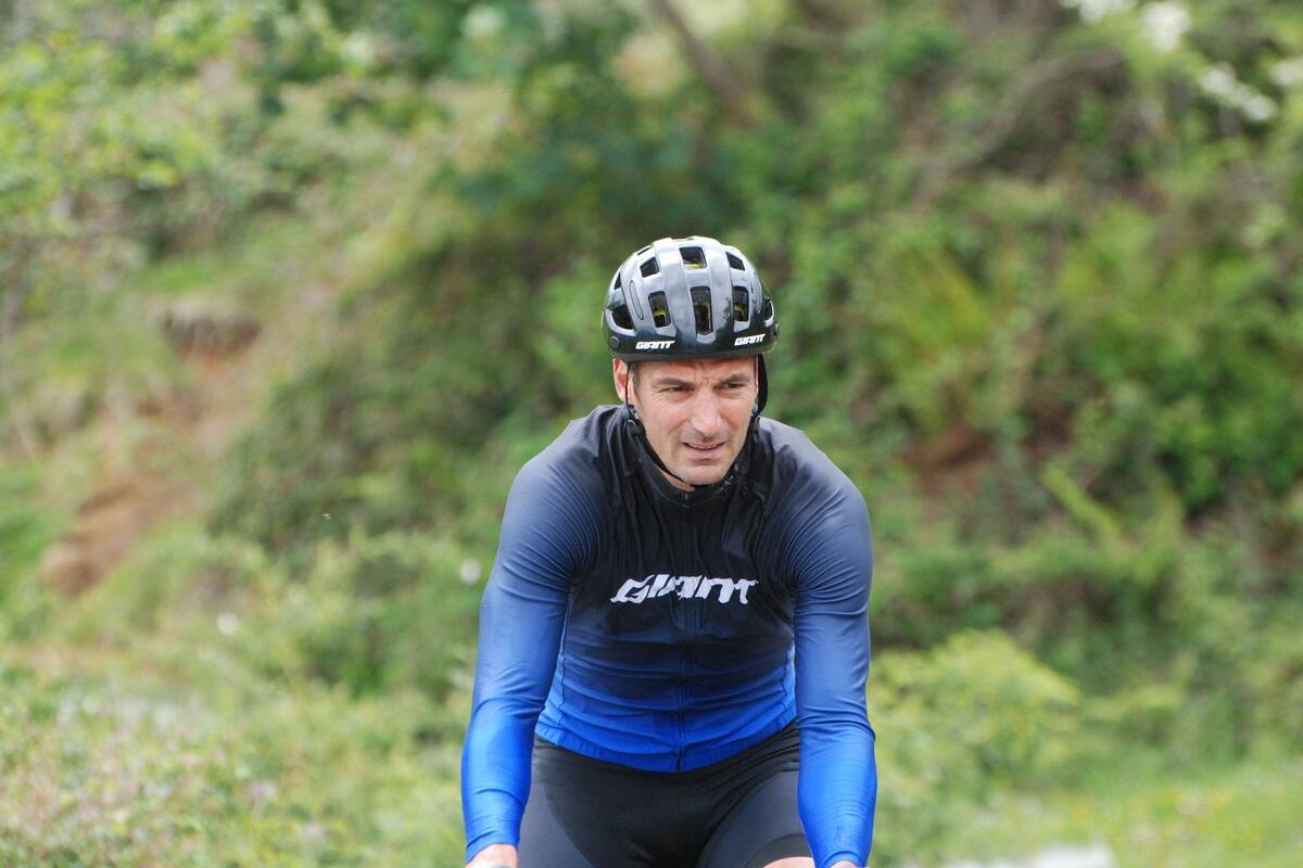 Lionel Scaloni aceptó una invitación de Pedro Delgado el campeón español del Tour de Francia y trepó el Angliru