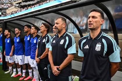 Lionel Scaloni, al frente de un cuerpo técnico marcado por los procesos de AFA y rodeado de futbolistas que crecieron durante su ciclo
