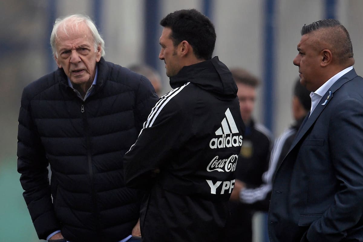 Lionel Scaloni, Cesar Menotti y Claudio Tapia el 28 de mayo de 2019.