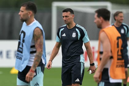Lionel Scaloni compartió una reflexión respecto a qué selecciones pueden llegar a la final de la cita mundialista (Foto: JUAN MABROMATA / AFP)