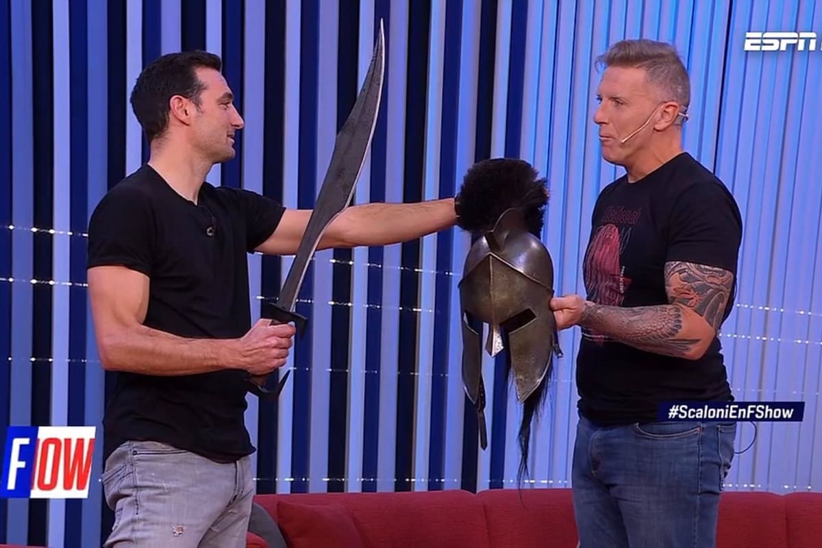 Lionel Scaloni, con Alejandro Fantino tras conquistar la Copa América; el conductor le hizo poner un casco de gladiador al entrenador del seleccionado argentino