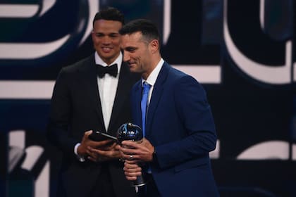 Lionel Scaloni con el galardón al mejor DT del mundo en 2022: les ganó en la terna a Carlo Ancelotti y Pep Guardiola