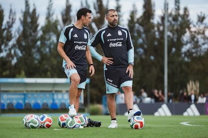 Lionel Scaloni con Walter Samuel, uno de sus ayudantes de campo, en un entrenamiento de la selección en Ezeiza.