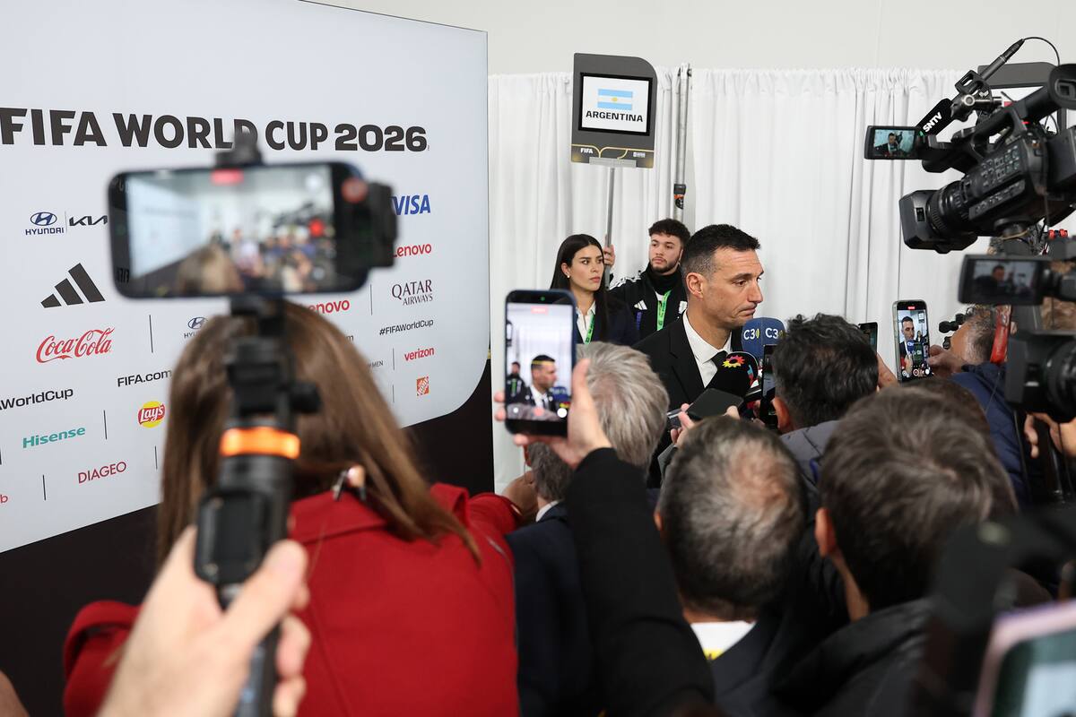 Lionel Scaloni conversa con los periodistas en el centro Kennedy, donde se hizo el sorteo