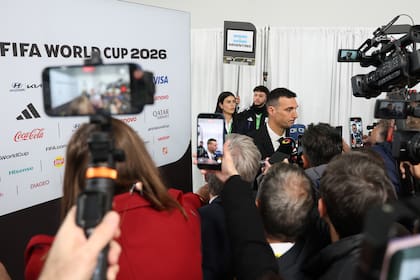 Lionel Scaloni conversa con los periodistas en el centro Kennedy, donde se hizo el sorteo